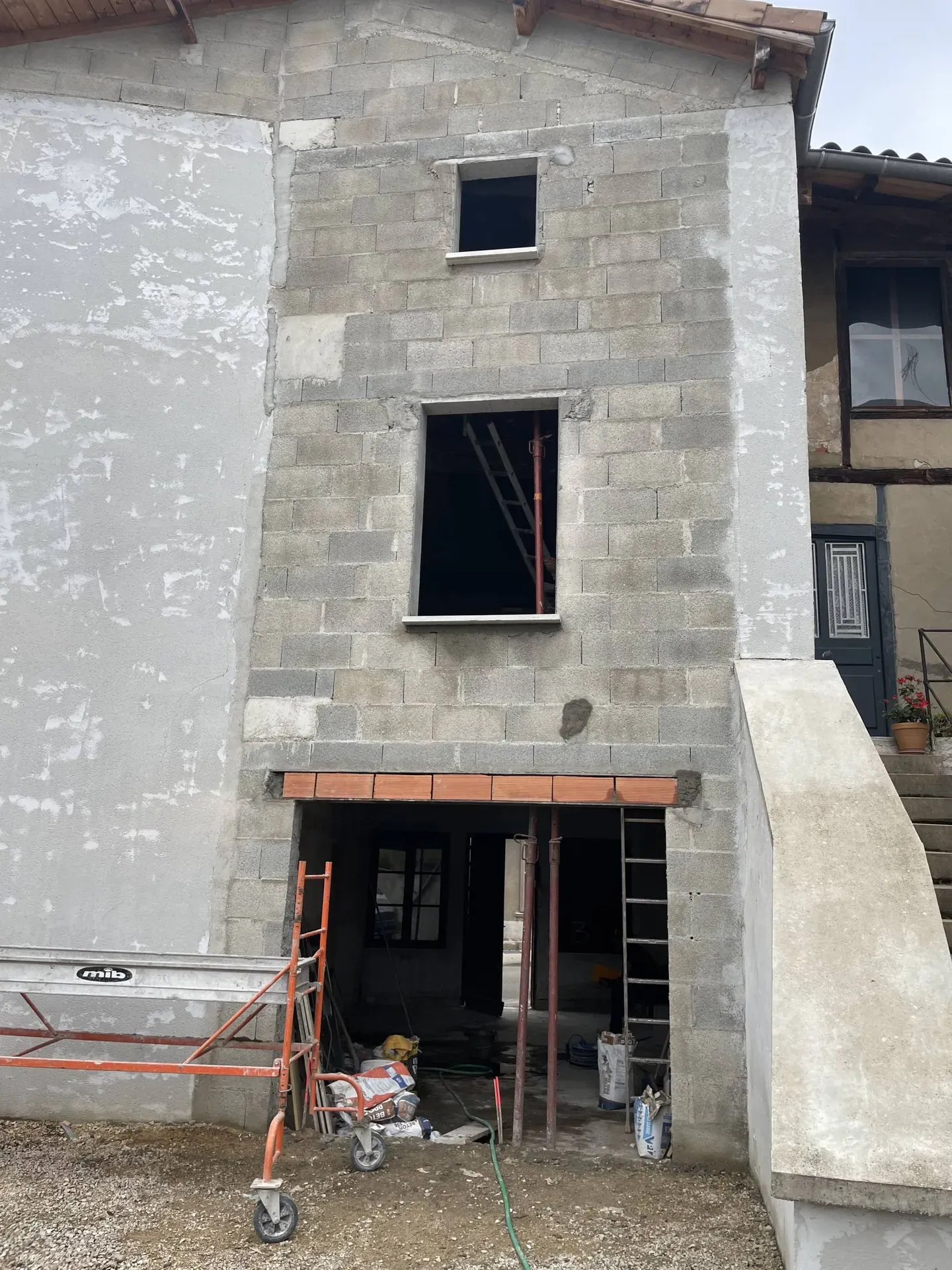 Ouvertures du mur porteur en moellons sur 3 niveaux lors des travaux de rénovation de cette maison à Montmerle-sur-Saône