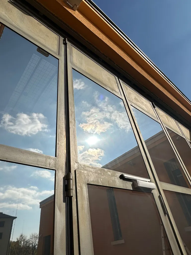 Solution film solaire pour vitrines de bars et restaurants à Estavayer-le-Lac : limiter la climatisation et améliorer le confort client