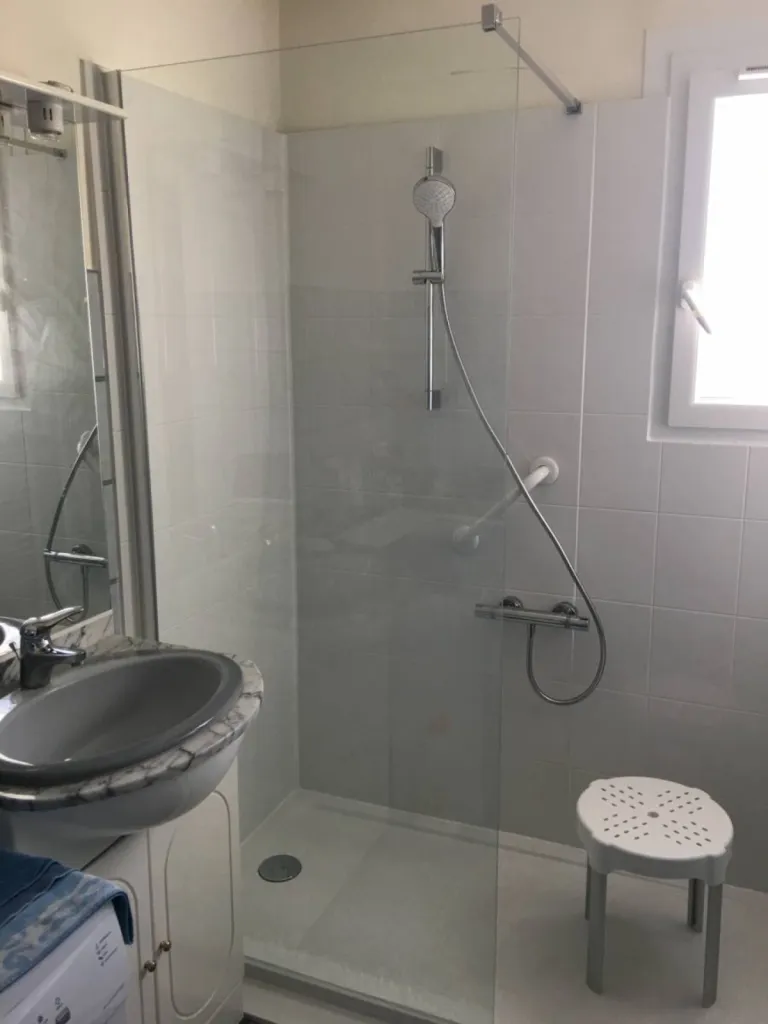 Remplacement baignoire par douche senior sécurisée