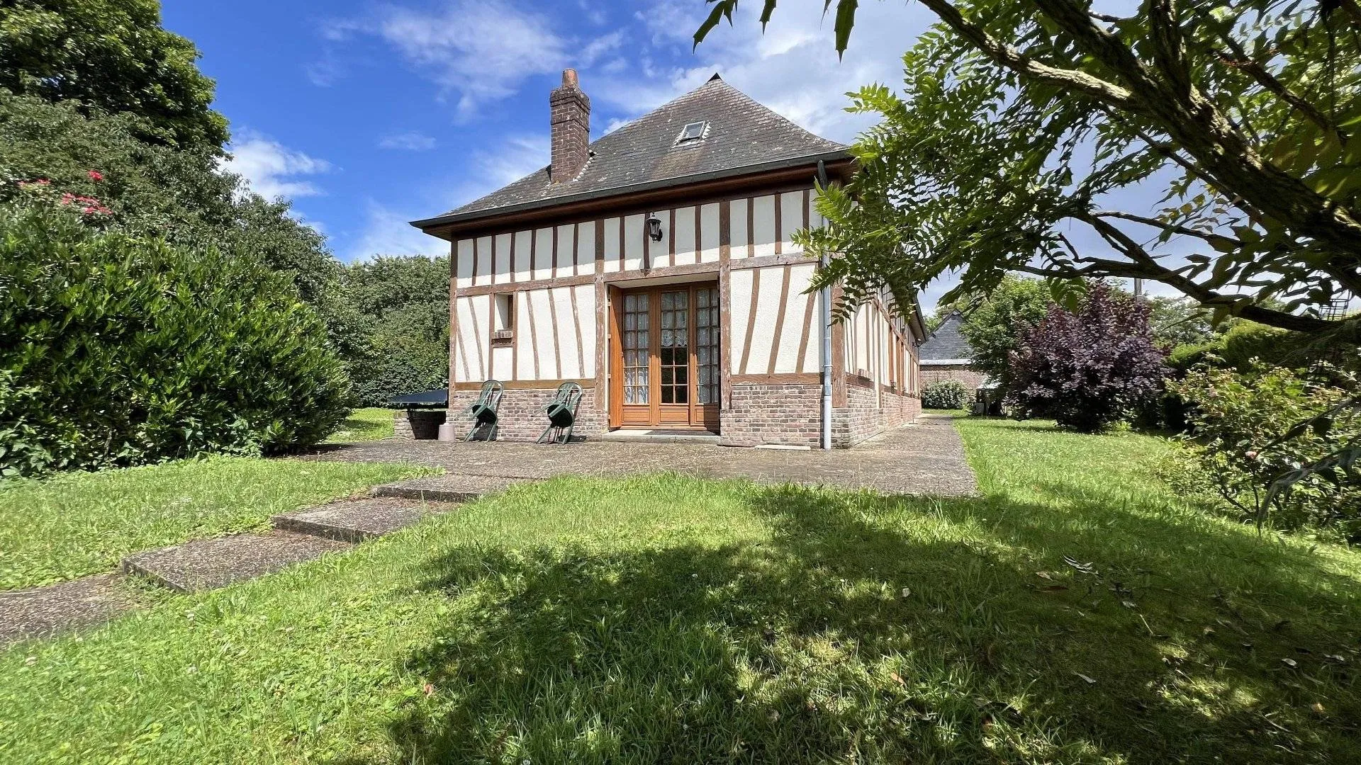 Longère de 303m² avec maison principale 129m², 3 chambres, dépendances et garage, sur terrain arboré 8526m², idéal pour vie au calme à Saint-Riquier-en-Rivière 76440.