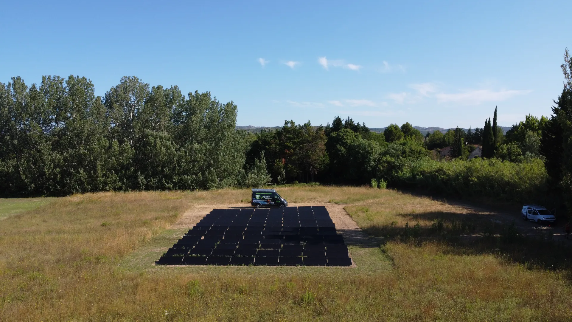 Installation de panneaux solaires photovoltaïques sur toiture provençale au Mas de Viguerie valorisant votre autonomie