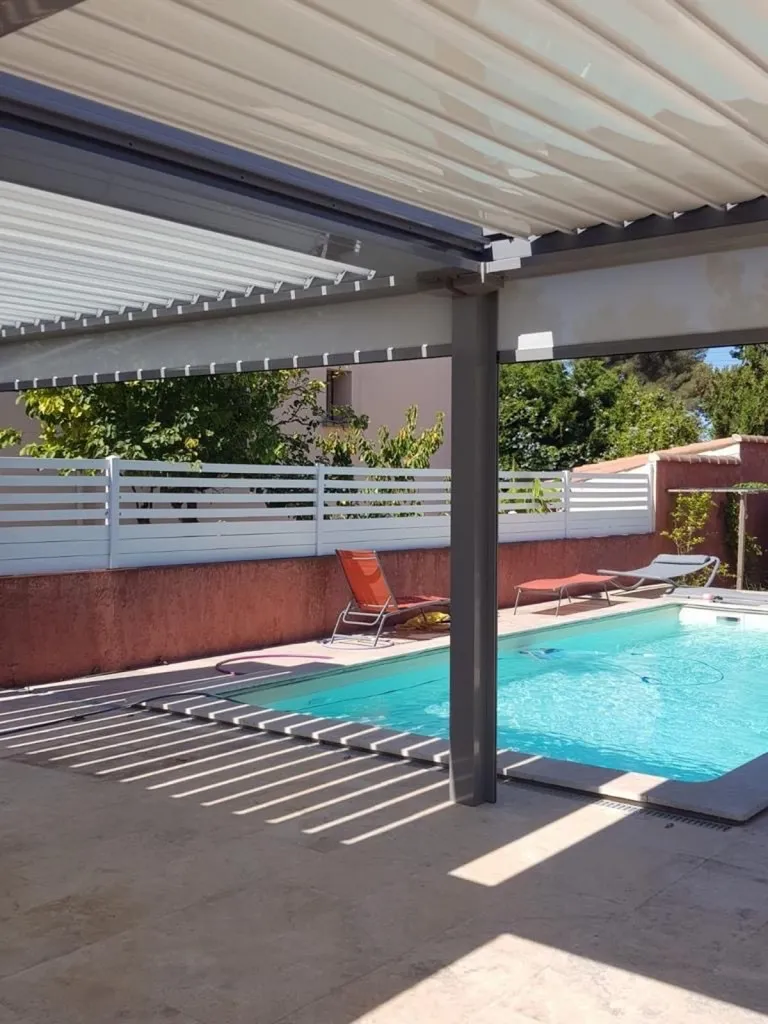 Mise en oeuvre d'une Pergola OPEN store Zip sur Martigues