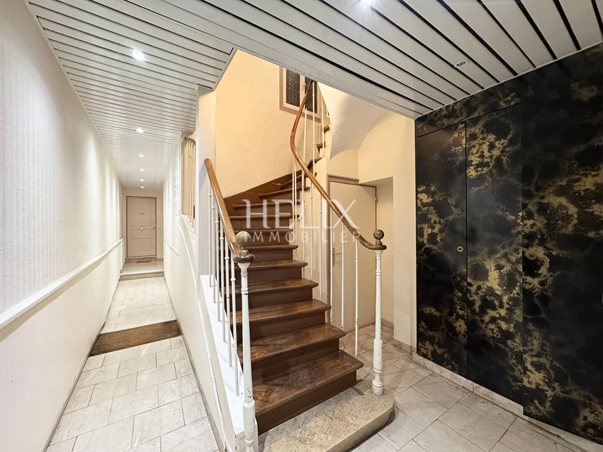 A vendre un appartement traversant situé au 4ème et dernier étage dans un immeuble ancien à Saint-Germain-en-Laye. 