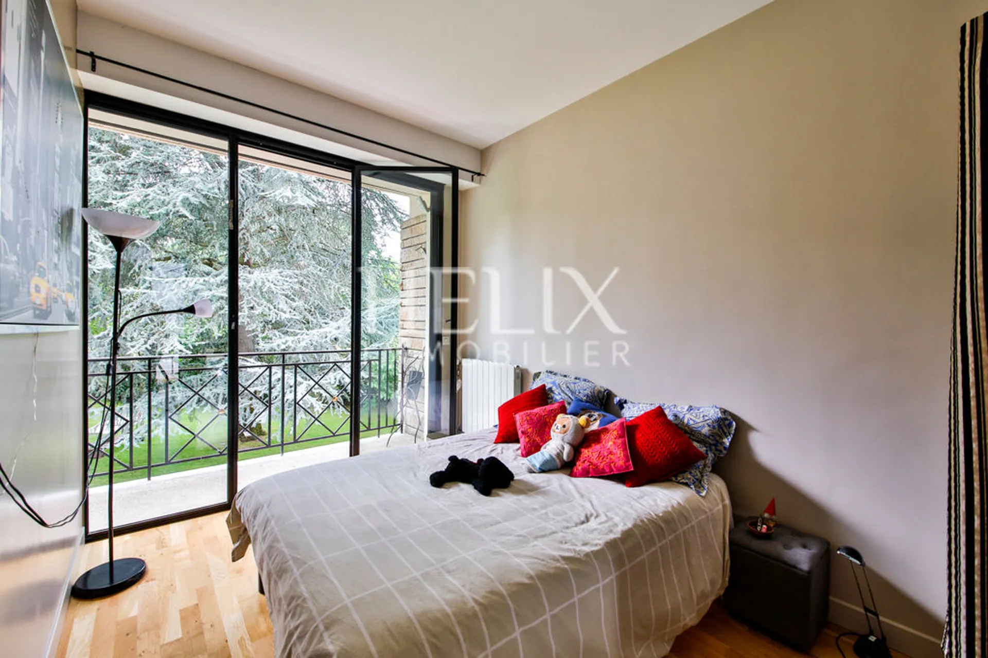 Maison d'architecte de 315 m² très élégante dans Le Vésinet à proximité du RER, elle dispose entre autre d'une salle de cinéma