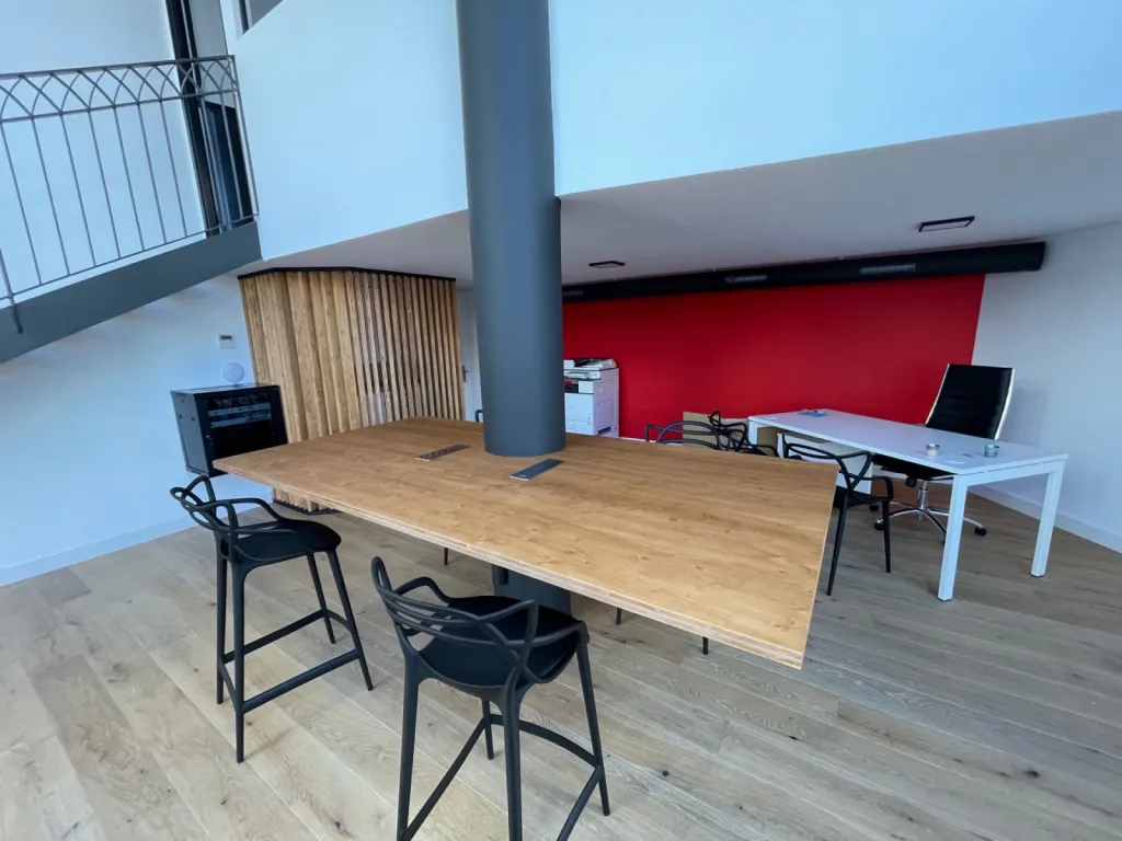 Mobiliers interieurs avec de grandes tables à manger sur-mesure et une bibliothèque sur- mesure à Bordeaux et Arcachon