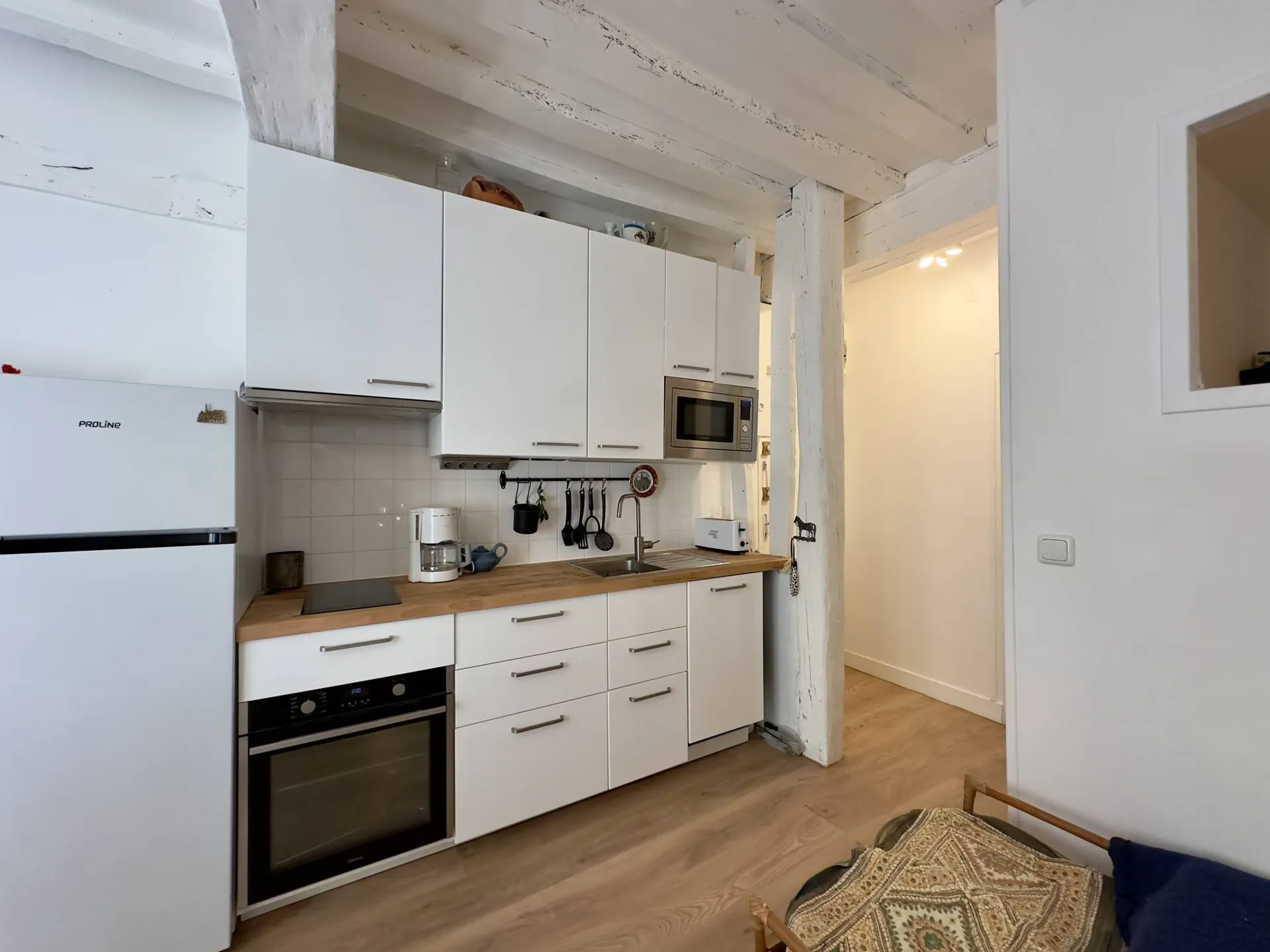 Vends studio avec cuisine ouverte, entièrement équipée et aménagée.