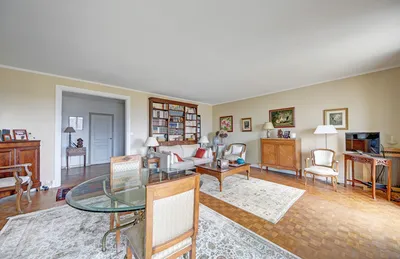 A vendre en exclusivité un grand appartement de 3 chambres avec balcon dans Saint Germain en Laye en centre