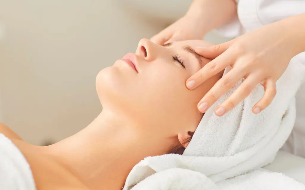 Soins du visage purifiant détox pour peau grasse avec nettoyage en profondeur des pores et élimination des impuretés pour un teint plus clair et sain proche Gradignan