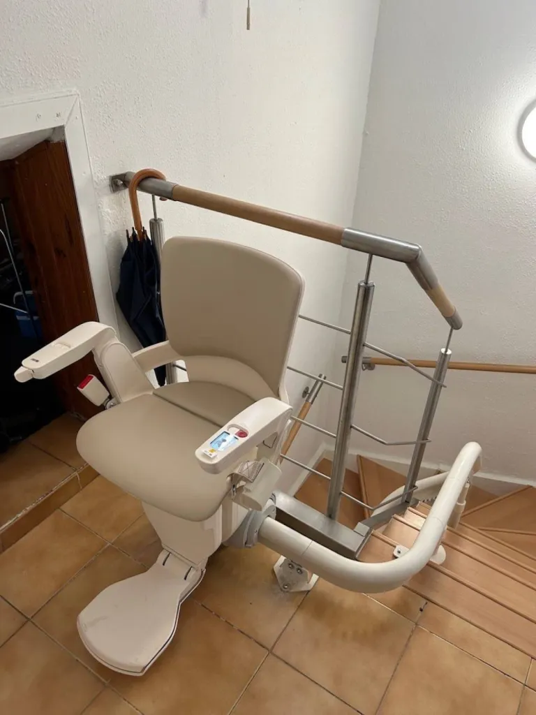 Nous sommes prêts à decendre avec ce fautueil monte-escalier OTOLIFT Smart, une gamme variée de couleurs existe à Marseille ou ailleurs