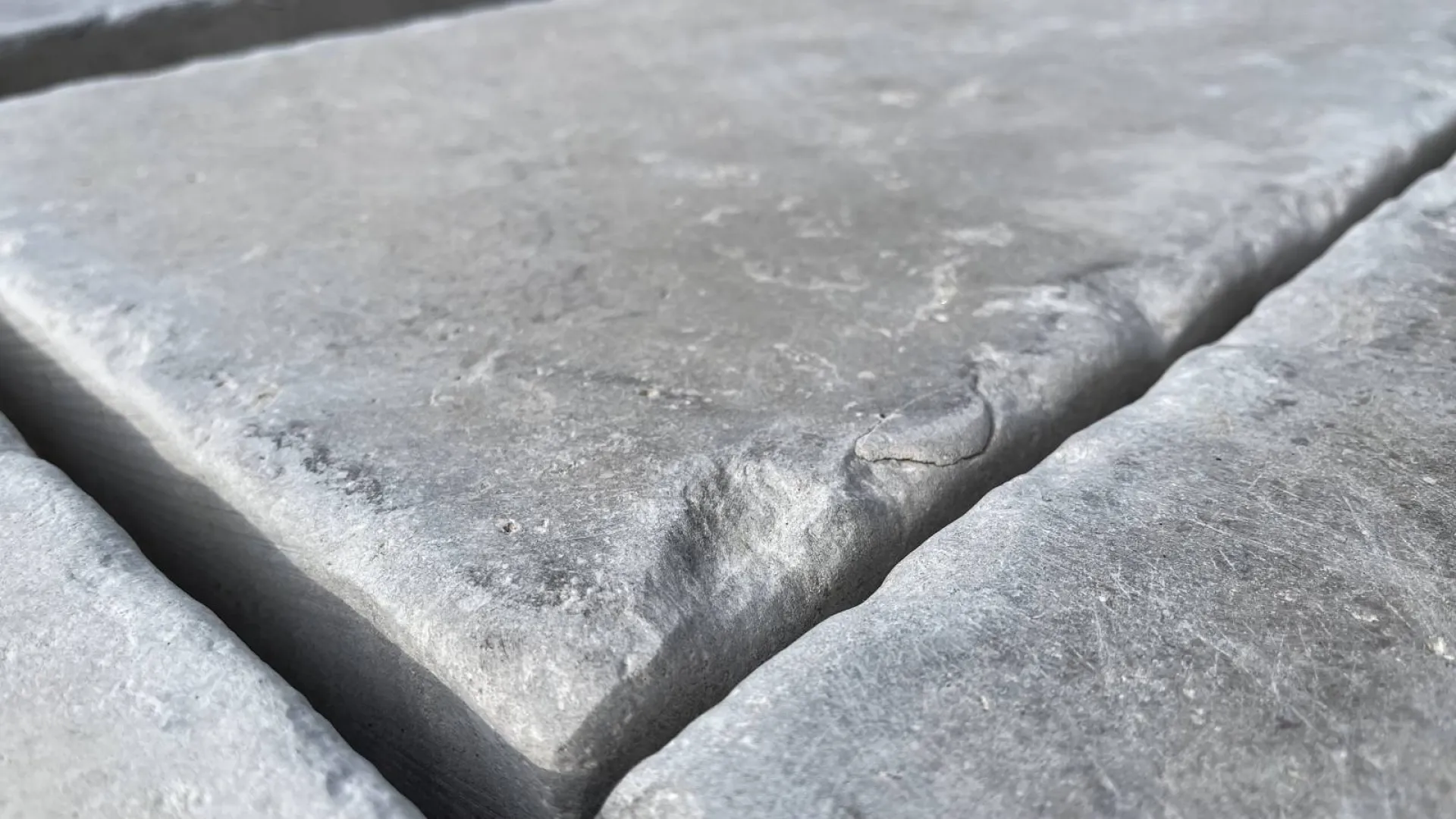 Dallage et pavé Antiquaire en pierre naturelle au 36 rue de Bourgogne à Paris. Pierre de Dordogne pour intérieur et extérieur