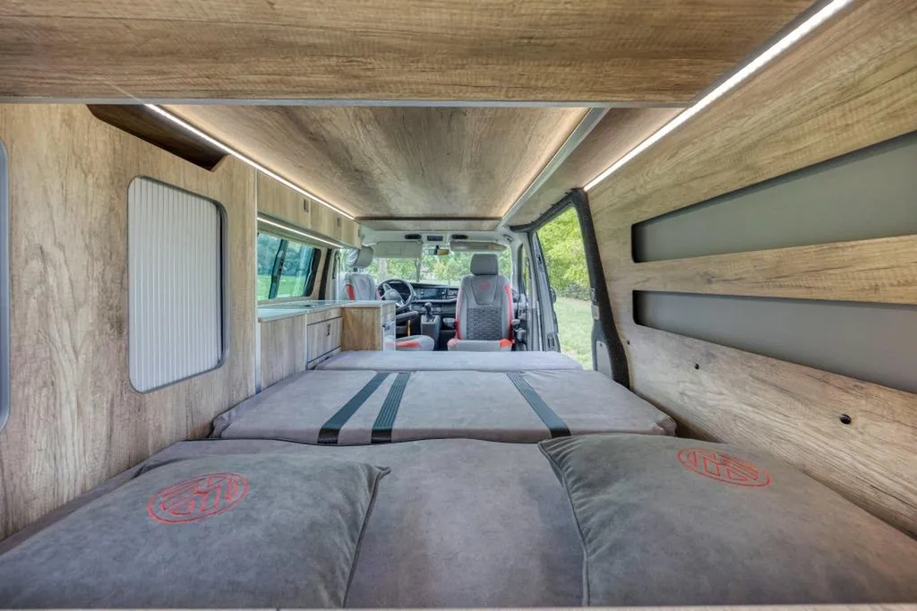 Spécialiste aménagement intérieur VW T6.1 Long full options à Annecy : transformation van premium en Haute-Savoie