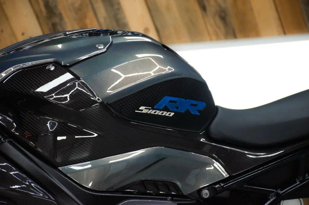Protection de carénages moto avec film PPF transparent sur BMW S1000RR à Chantilly