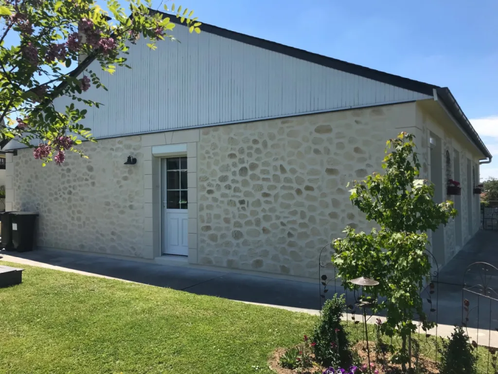 Ravalement de façade enduit projeté aspect pierre isolant et hydrofuge sur maison individuelle Epouville proche Le Havre 76