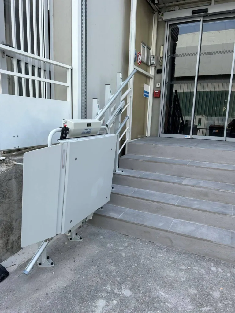 Une fois repliée électriquement la plateforme oblique extérieure occupe un espace réduit en extérieur dans cet escalier droit près de Marseille