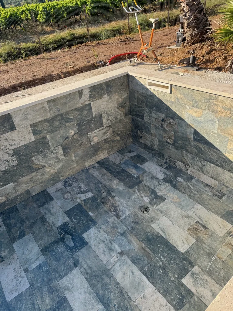Bonde de fond sur mesure d’une piscine à Roquebrune sur Argens 