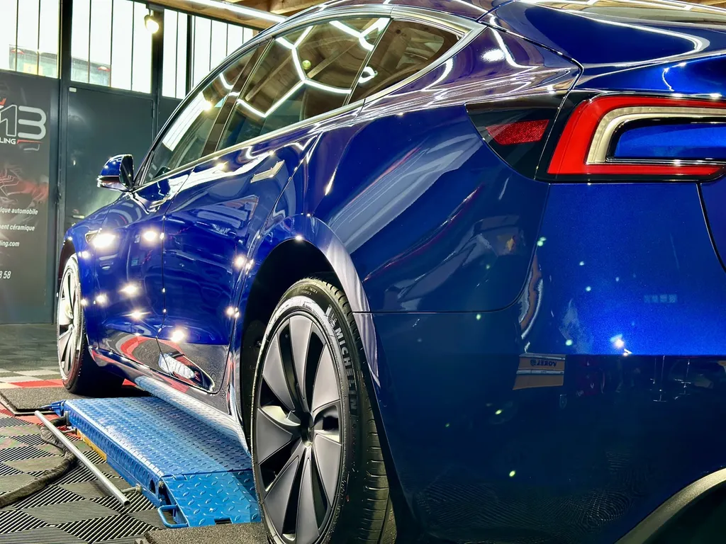 Detailing auto lyon traitement céramique à côté de lyon spécialiste Tesla