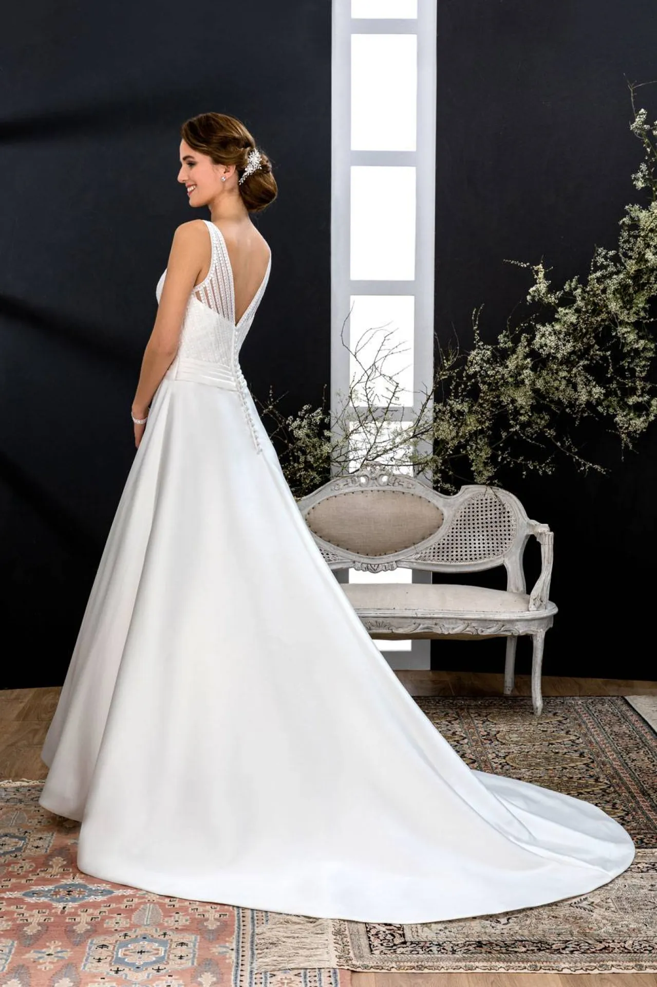 ROBE DE MARIEE FLUIDE DECCOLETE EN V MARSEILLE