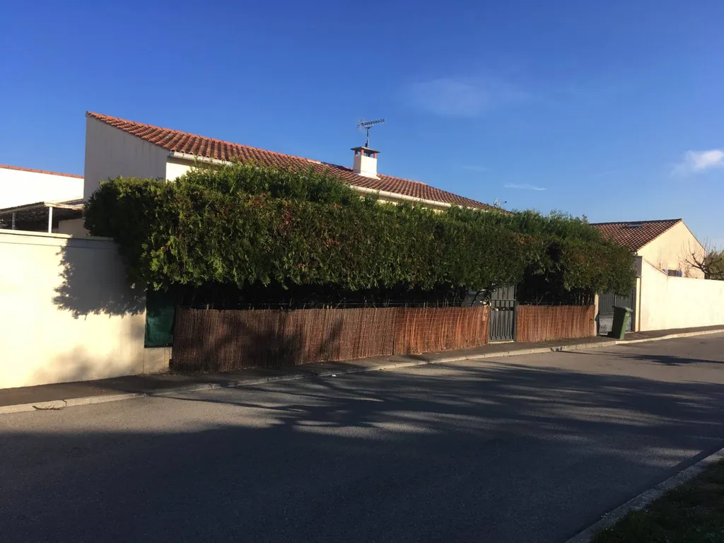 Modification d'une clôture pour une maison individuelle à Grans - Clôture avant travaux 