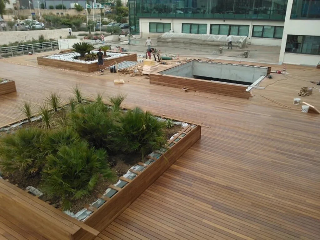 Pose d'une terrasse en Cumaru à marseille