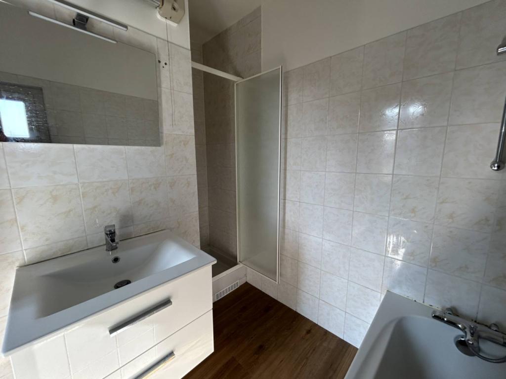 SALLE DE BAINS+ DOUCHE