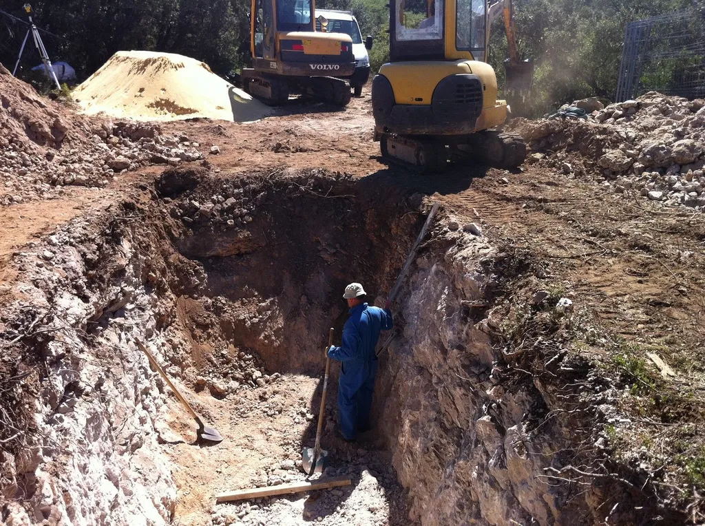 Excavation rocher pour pose cuves Carat GRAF Camargue