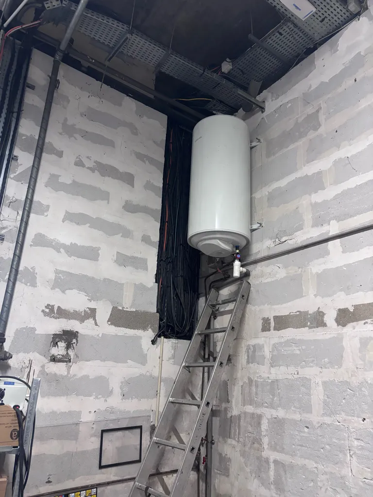 Remplacement d’un chauffe-eau électrique Atlantic 150 litres dans un commerce parisien


