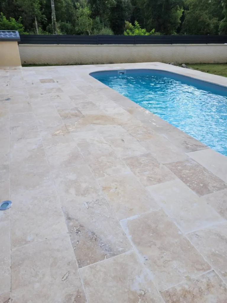 Terrasse et Margelle de piscine sur-mesure en Travertin pierre naturelle