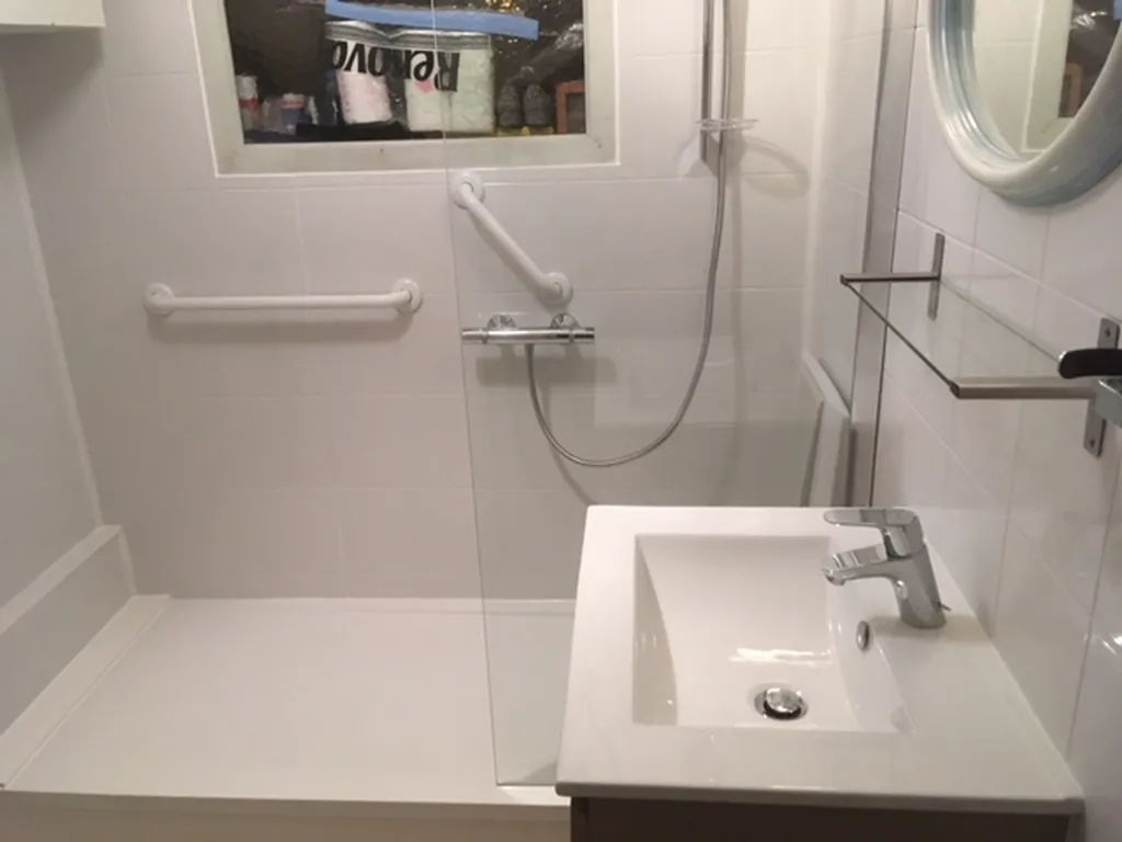 remplacement baignoire par Douche à l'italienne sécurisée personne âgée à Paris
