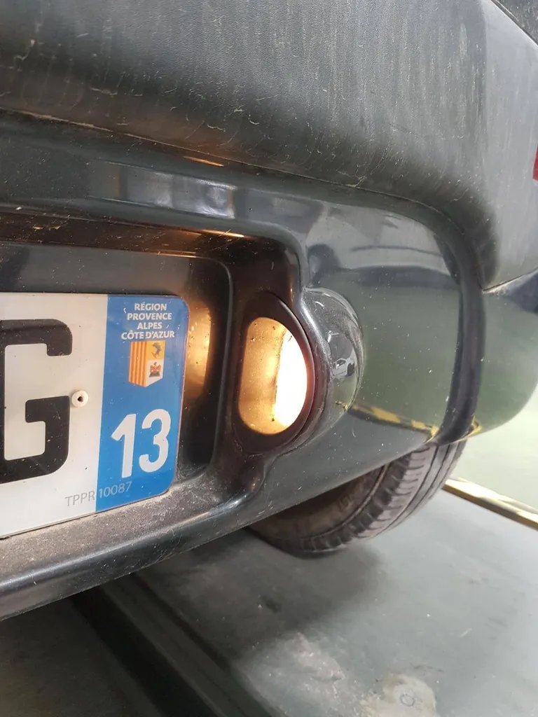 Les feux de plaque arrière sont aussi vérifiés lors du passage de votre véhicule au contrôle technique Autosur Martigues, dans les Bouches-du-Rhône
