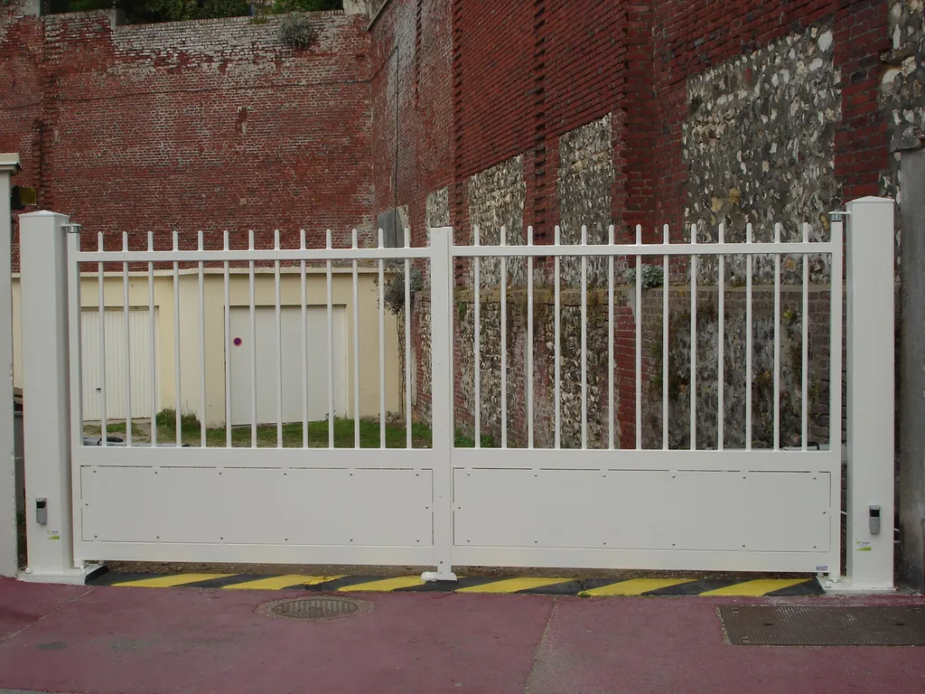 Installation de Portail copropriété motorisé, Clôtures de Sécurité et Systèmes de Contrôle d'Accès à Rouen et sa région ou agglomération en Seine-Maritime 76
