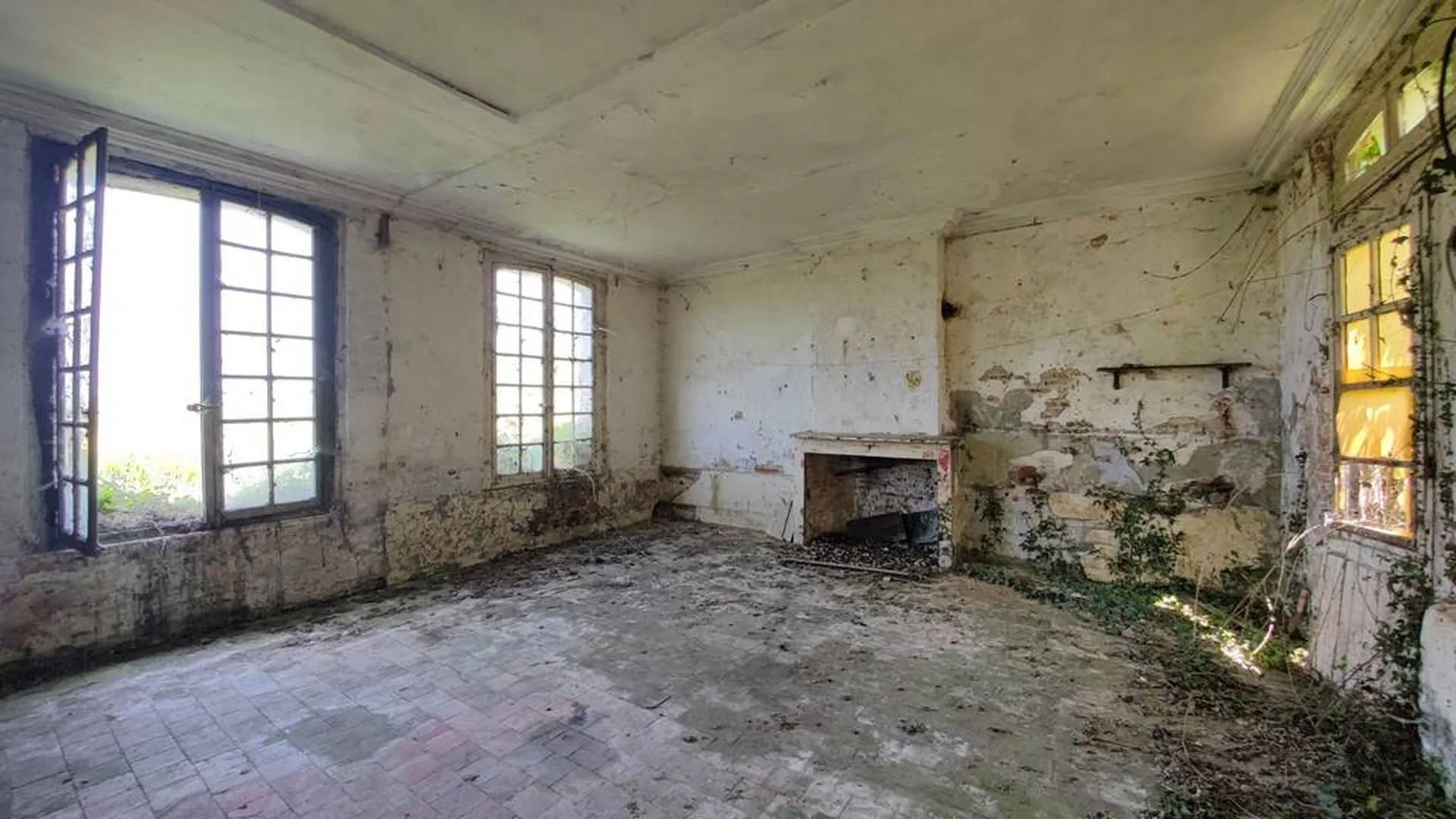 Manoir du XVIIIIème siècle de 320 m² à rénover, bâti sur un terrain de 4234 m² et situé dans la vallée de l'Yères.