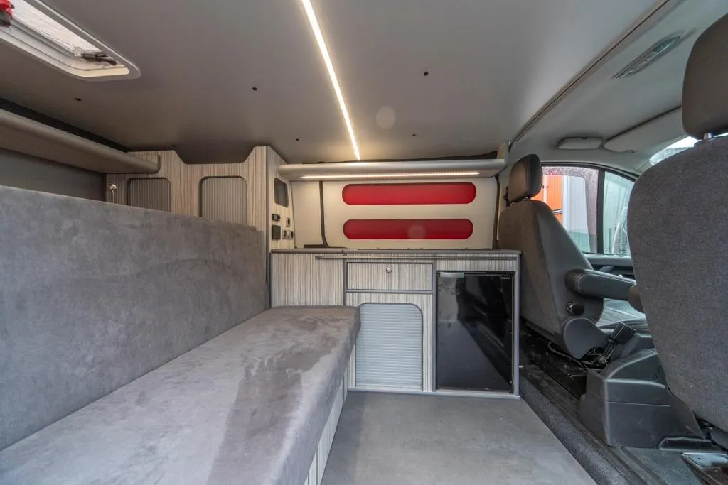Aménagement sur-mesure d'un Ford Transit Custom à Marseille : van pensé pour l'apéro pieds dans le sable dans les Bouches-du-Rhône
