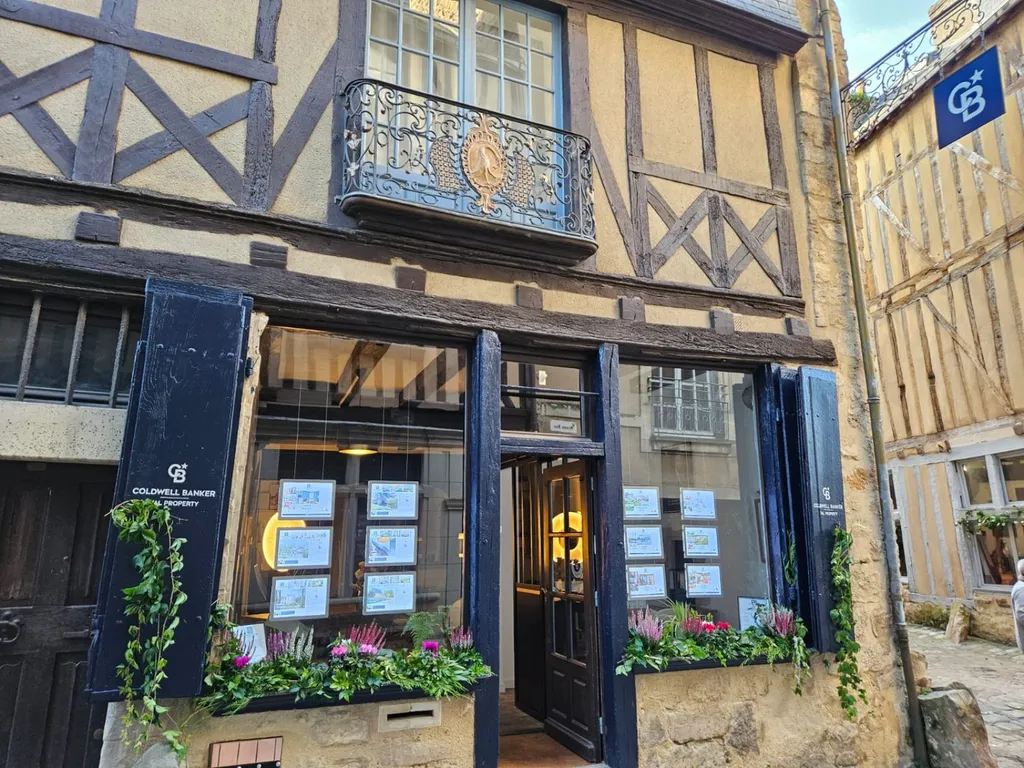 Coldwell Banker ValProperty Maine Prestige facade