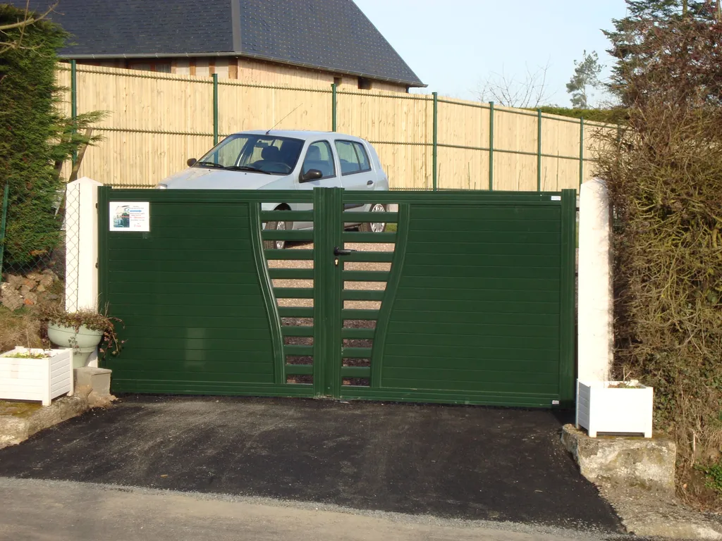 Installation de Portail en aluminium Battant, Modèle Esthétique Classique, Teintes Originales Sur-Mesure à Yvetot en Seine-Maritime 76 et Fauville-en-Caux
