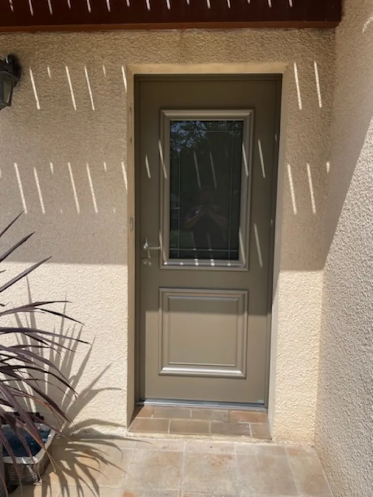 Pose d’une porte d’entrée aluminium beige vitrée à Langon