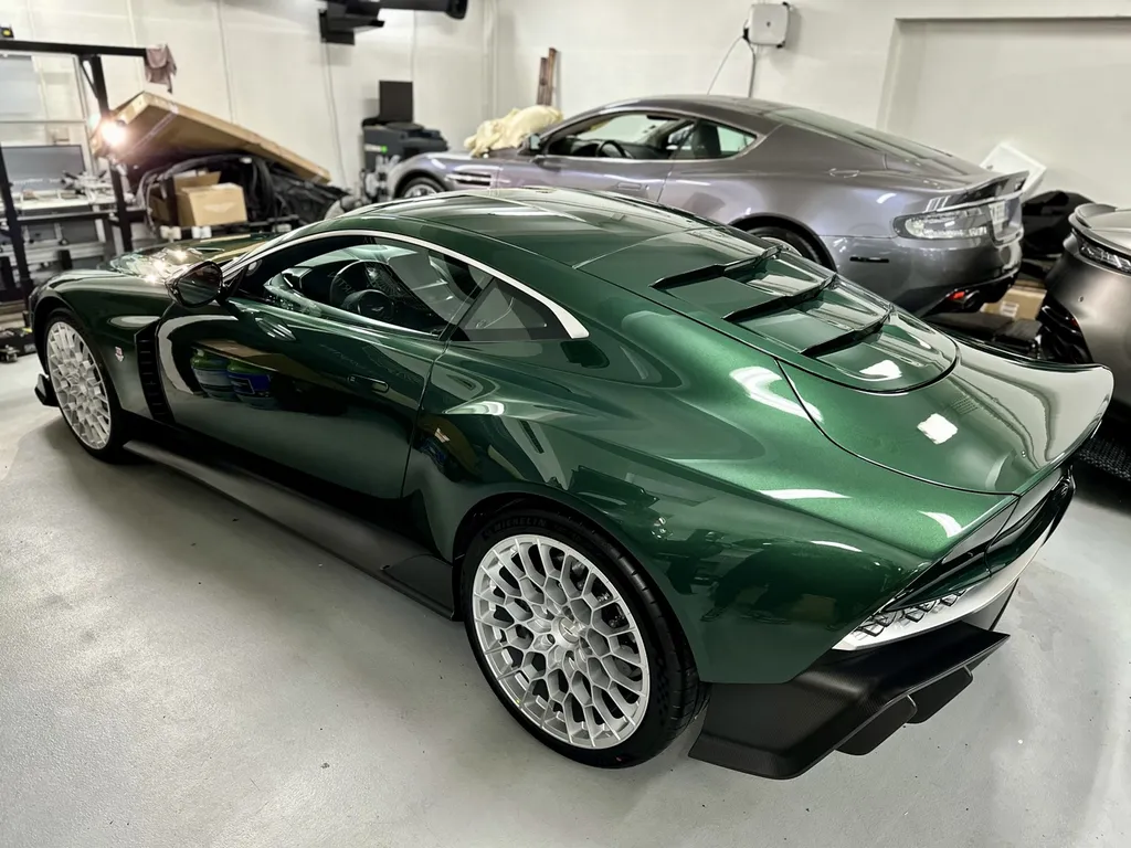 Traitement céramique Lyon protection carosserie Aston Martin Valour 