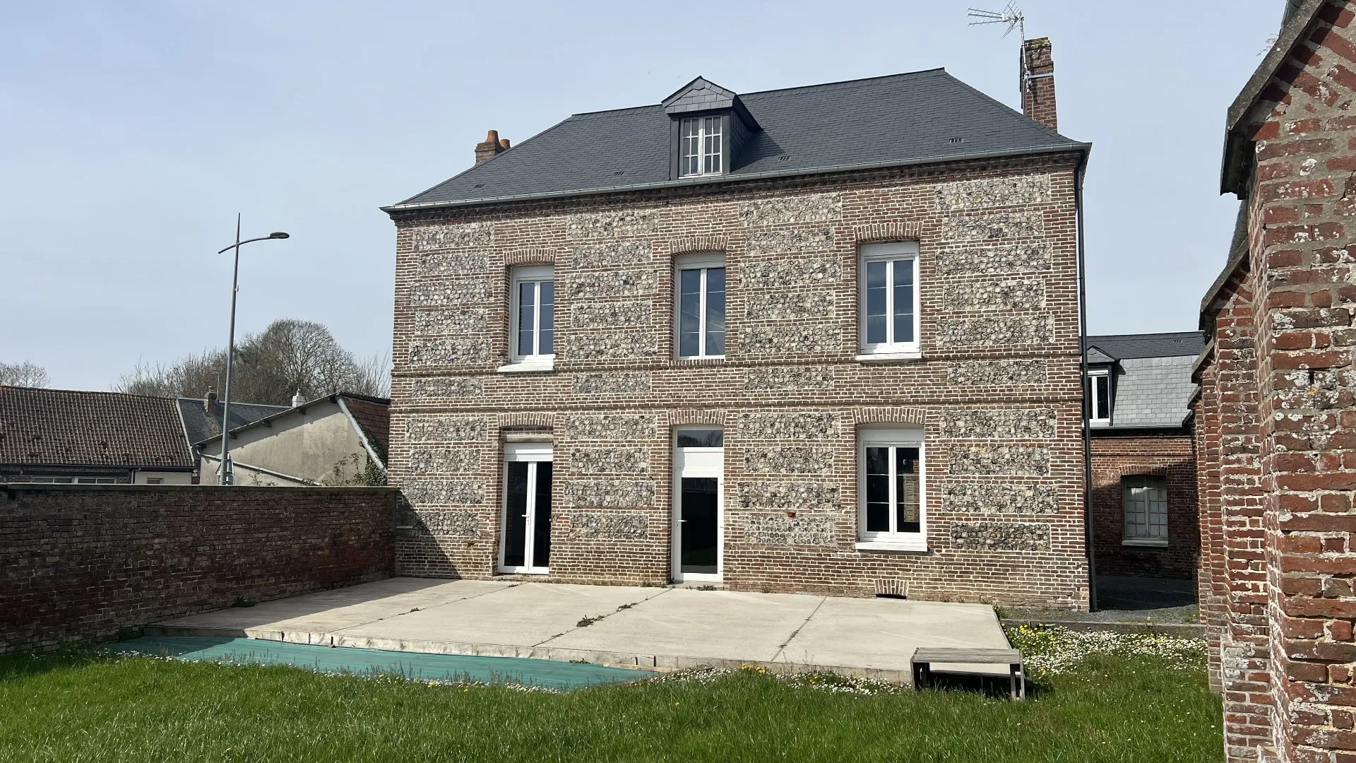 Ancien presbytère rénové 180m² avec 5 chambres, dépendances et maison annexe pour gîte, jardin clos, cachet et volumes, à proximité de Eu 76260