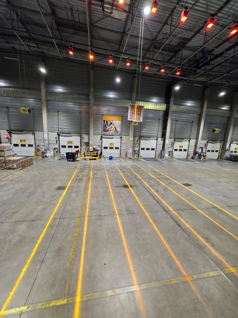 Délimitation de zones de stockage dans un entrepôt logistique##details-installation+de+lignes+projetees+au+sol+entrepot+logistique+a+fos+sur+mer+en+provence+13-154
