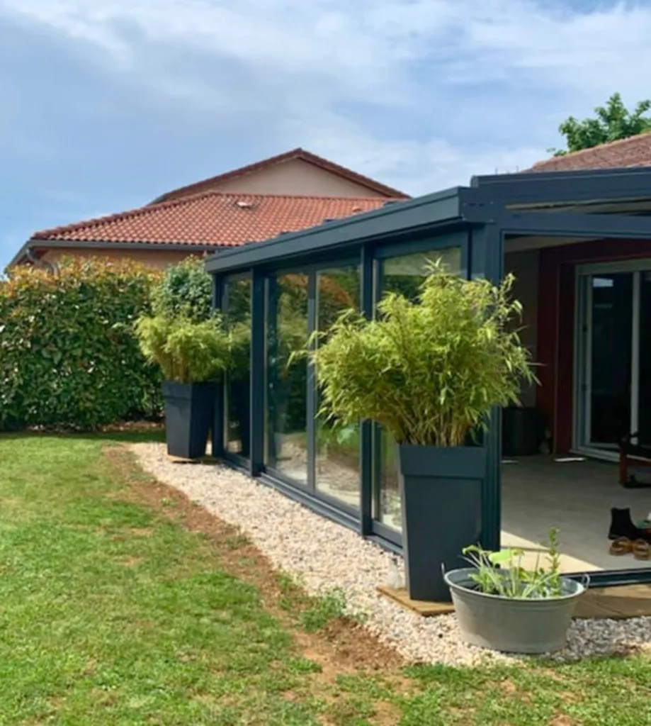 Véranda alu gris anthracite 3x5 conçue et installée par 3 Baies à Meximieux près d'Ambérieu-en-Bugey dans l'Ain