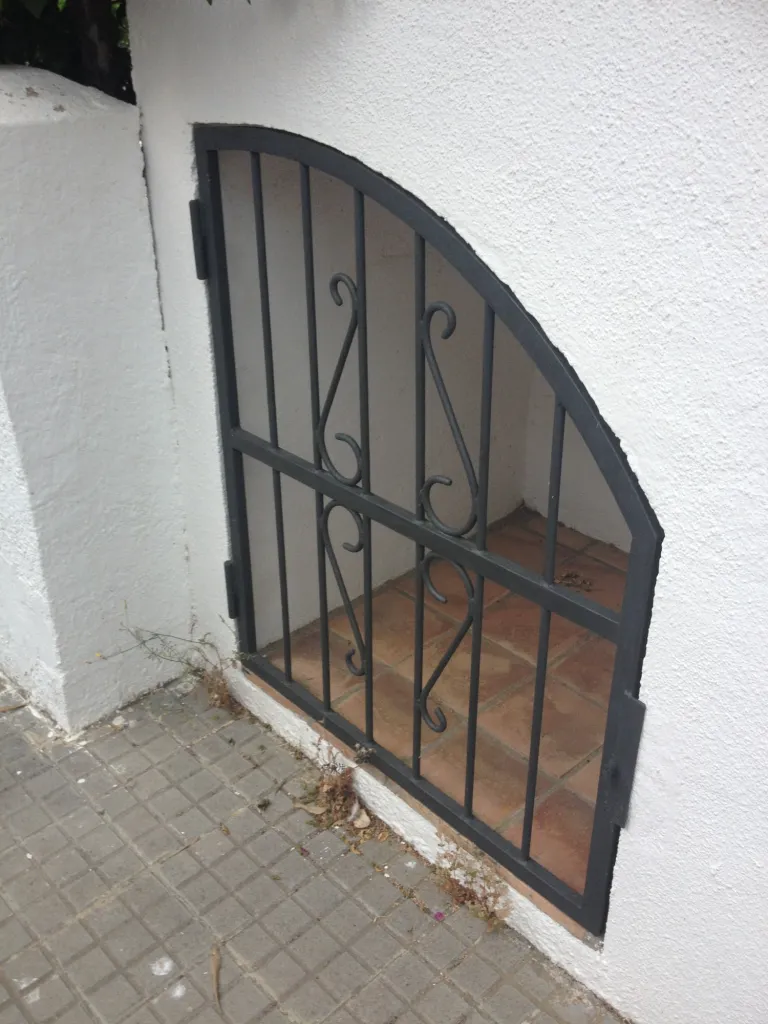 GRILLE DE PROTECTION EN FER CHATEAUNEUF LES MARTIGUES