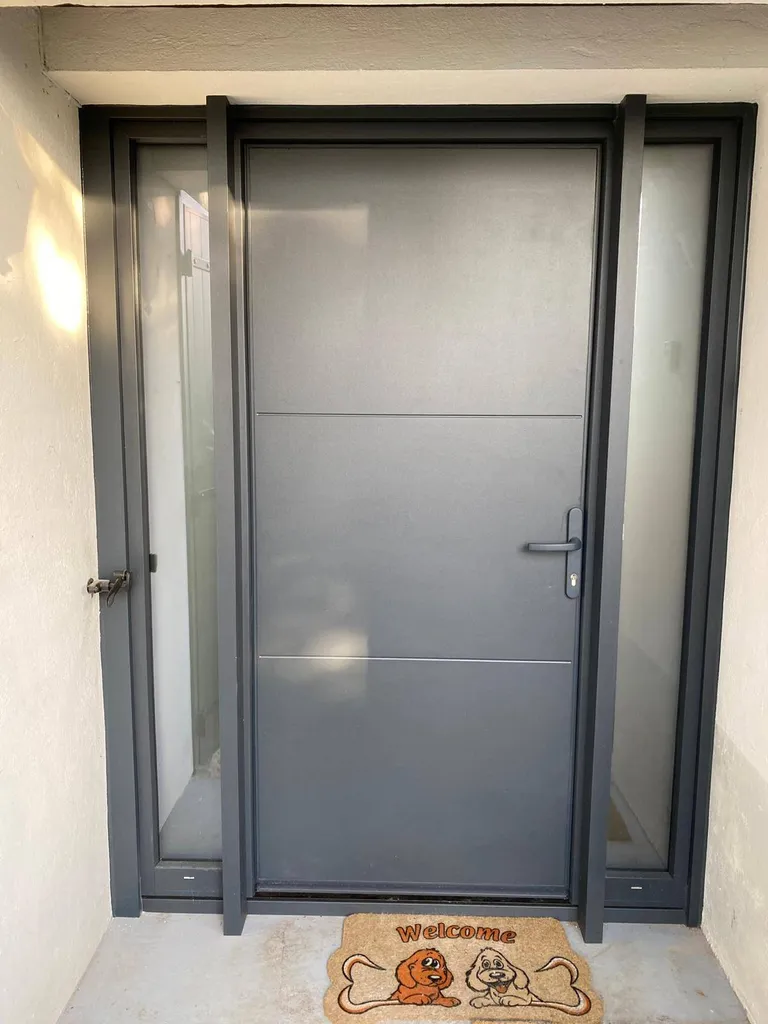 Porte d'entrée sur mesure en PVC couleur carbon posée sur la commune de St Médard en Jalles proche de Bordeaux