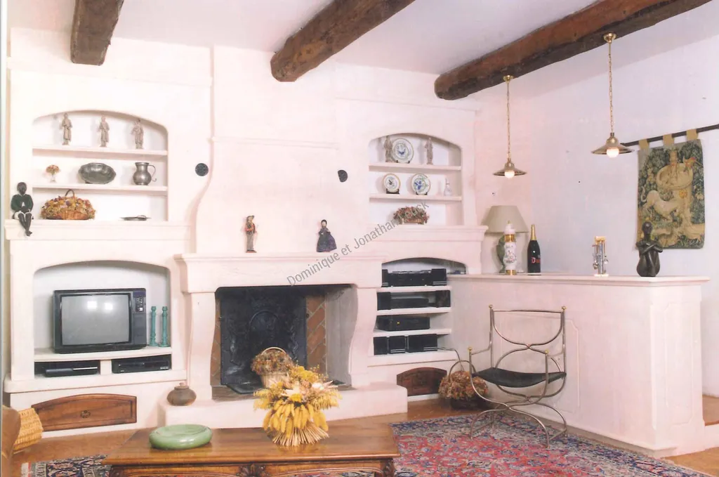 Cheminée en pierre blanche d'Estallades