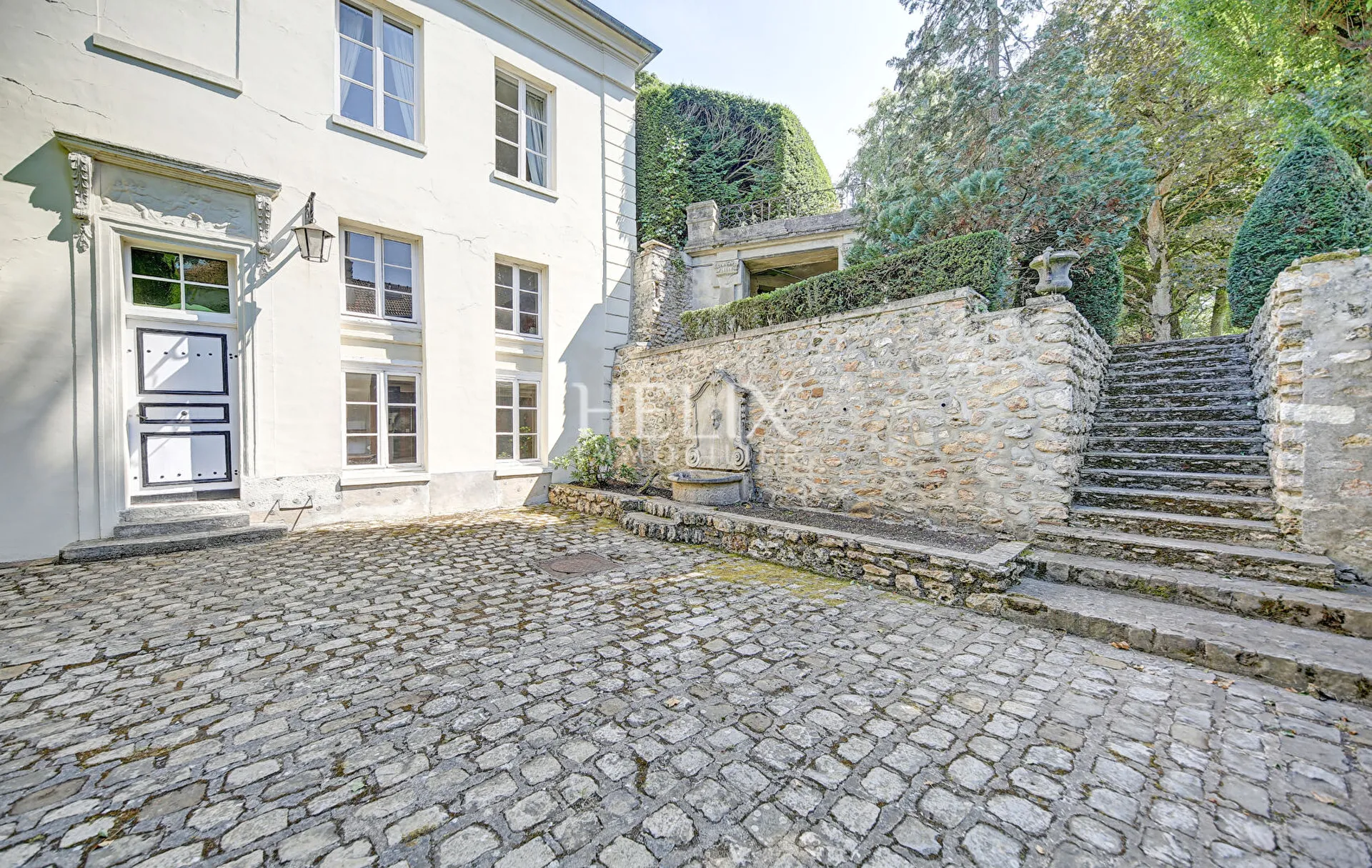 Vivez l'élégance et la grandeur d'un hôtel Particulier de Versailles, Une vie de rêve vous attend au coeur de Versailles 