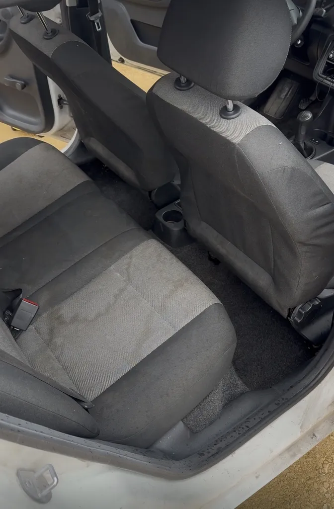 Nettoyage intérieur d'une Clio 2 avec shampouinage des moquettes et nettoyage approfondi des tissus des sièges à Saint-Julien-en-Genevois en Haute-Savoie