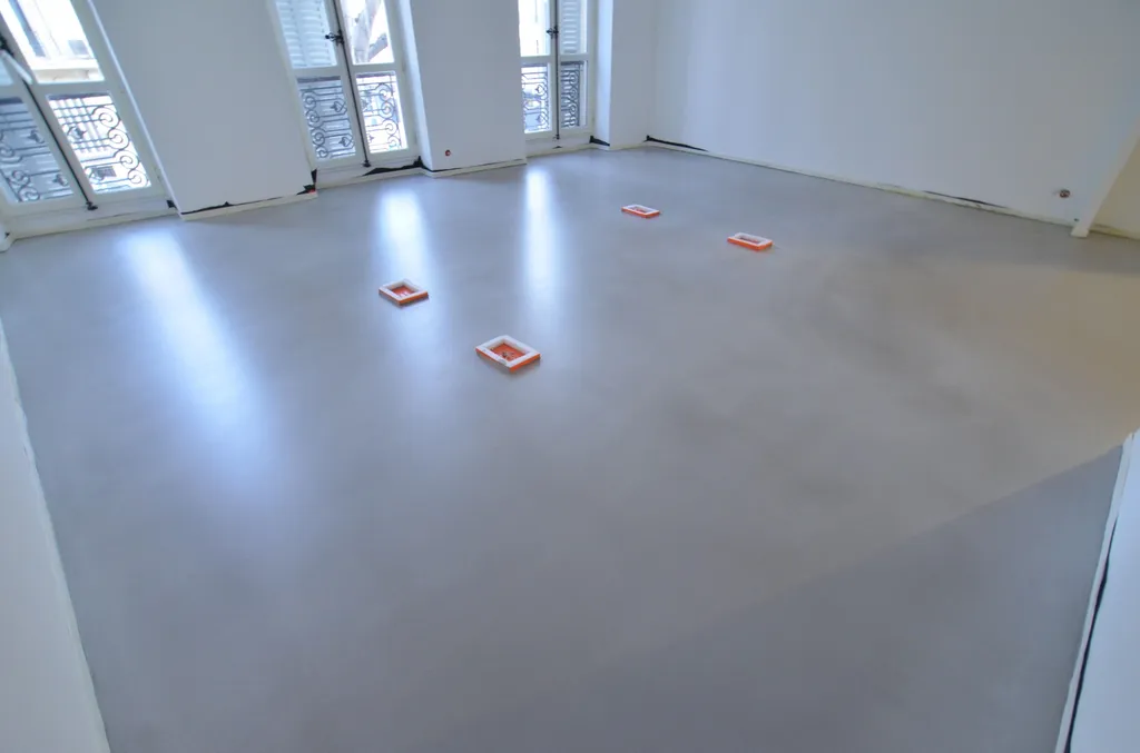 Sol en béton ciré coulé dans un openspace coworking Cannes