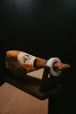 Jambon avec os sur pied artisanal affiné selon les méthodes traditionnelles