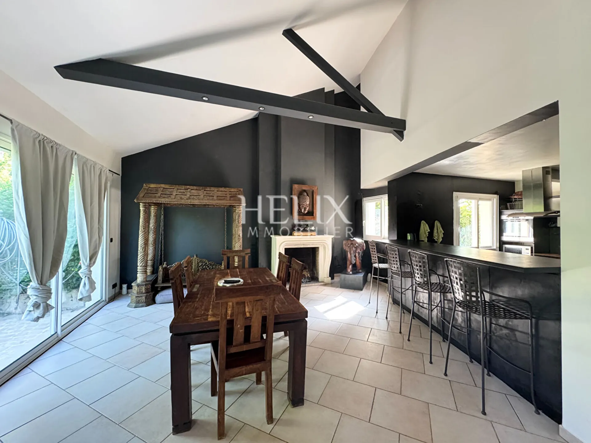 A vendre Orgeval , exceptionnelle maison de 350 M2 édifiée sur un terrain arboré de 1056 m2 avec une piscine extérieur, le calme absolu.