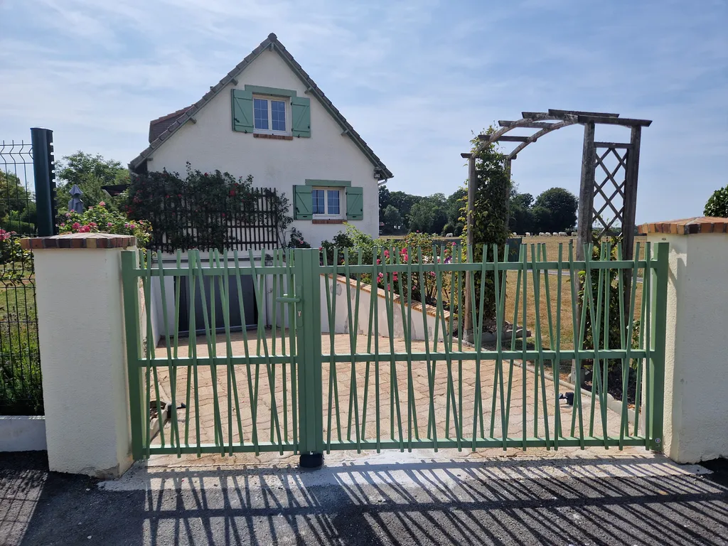 Installation d'un portail battant en aluminium RAL 6021 avec portillon intégré et d'un portillon sur la commune de Doudeville