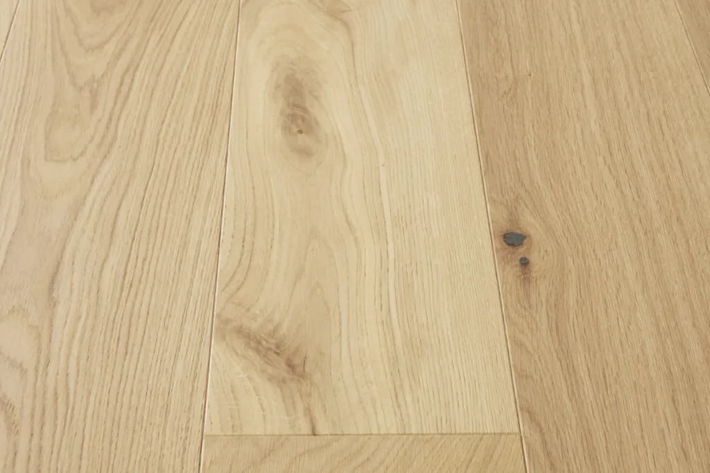 Pour un sol en parquet au style bord de mer, choisissez le parquet Biarritz dans nos magasins spécialisés près de Rouen et sur la côte dieppoise.