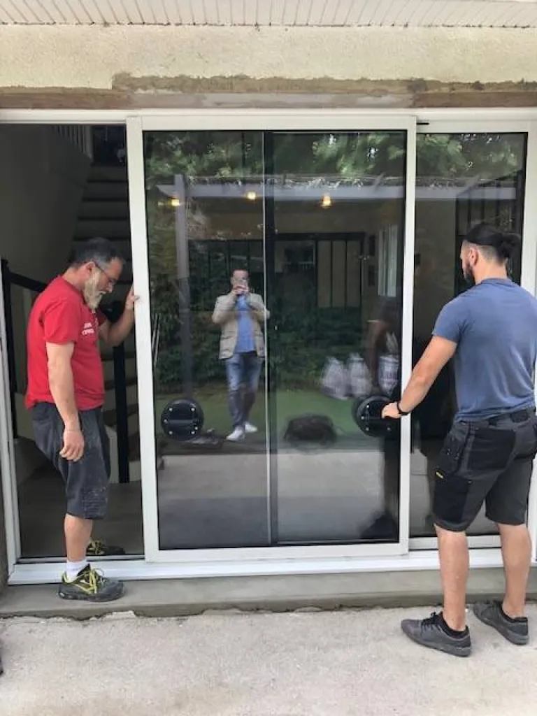 Agrandissement et remplacement d'une porte fenêtre PVC en coulissant deux vantaux en Aluminium à Corbas région Rhône Alpes Auvergne
